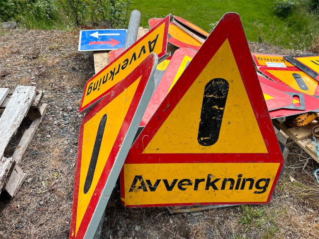 Vägskyltar Diverse skyltar Blinto auktioner