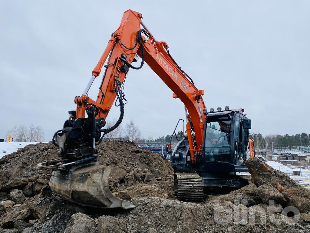 Bandgrävare - Hitachi ZX 135 US-6 med engcon tiltrotator