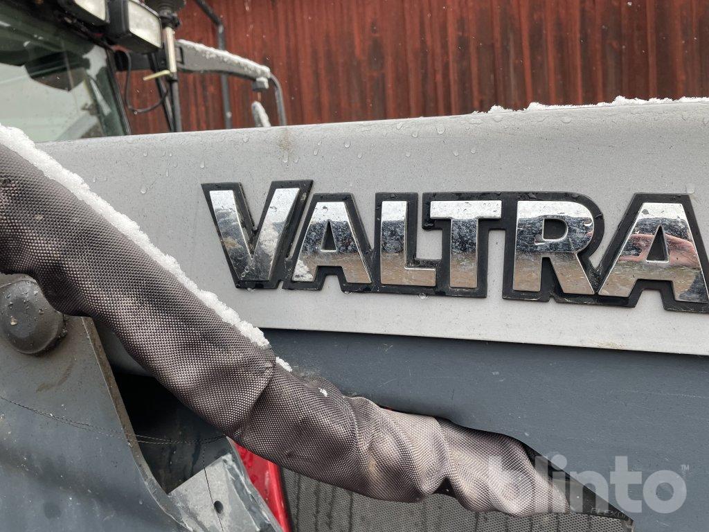 Valtra A 93 med lastare och utrustning