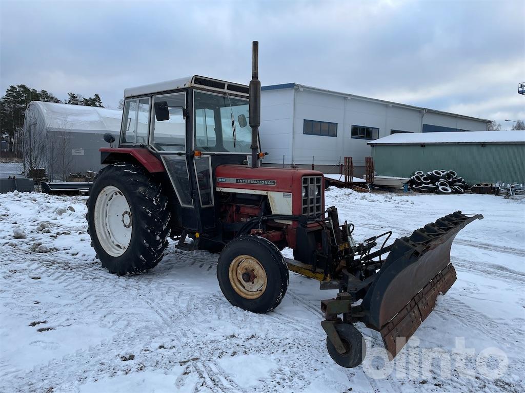 Traktor med snöblad IH 674
