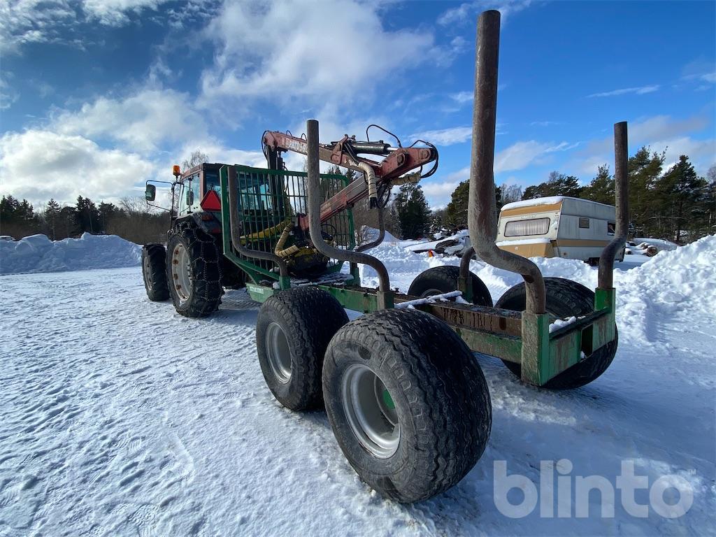 Traktor Valmet 6800 med huggarvagn