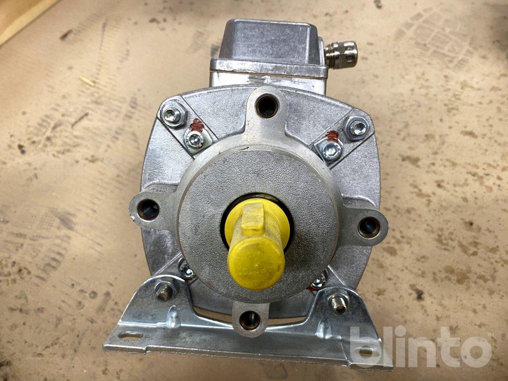 RÉDUCTEUR LENZE D-32696 13.710.55.1.2.0 avec moteur SPL52-2NVCR 220-240 RÉDUCTEUR LENZE D-32696 13.710.55.1.2.0 avec moteur SPL52-2NVCR 220-240