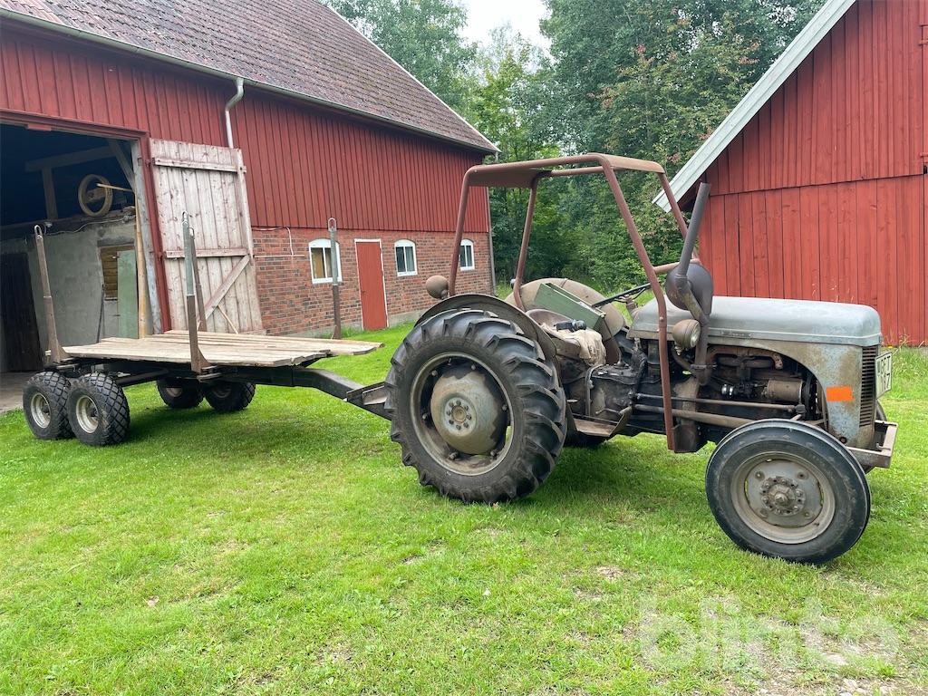 Traktor med kärra - FERGUSON TED 20 | Blinto auktioner