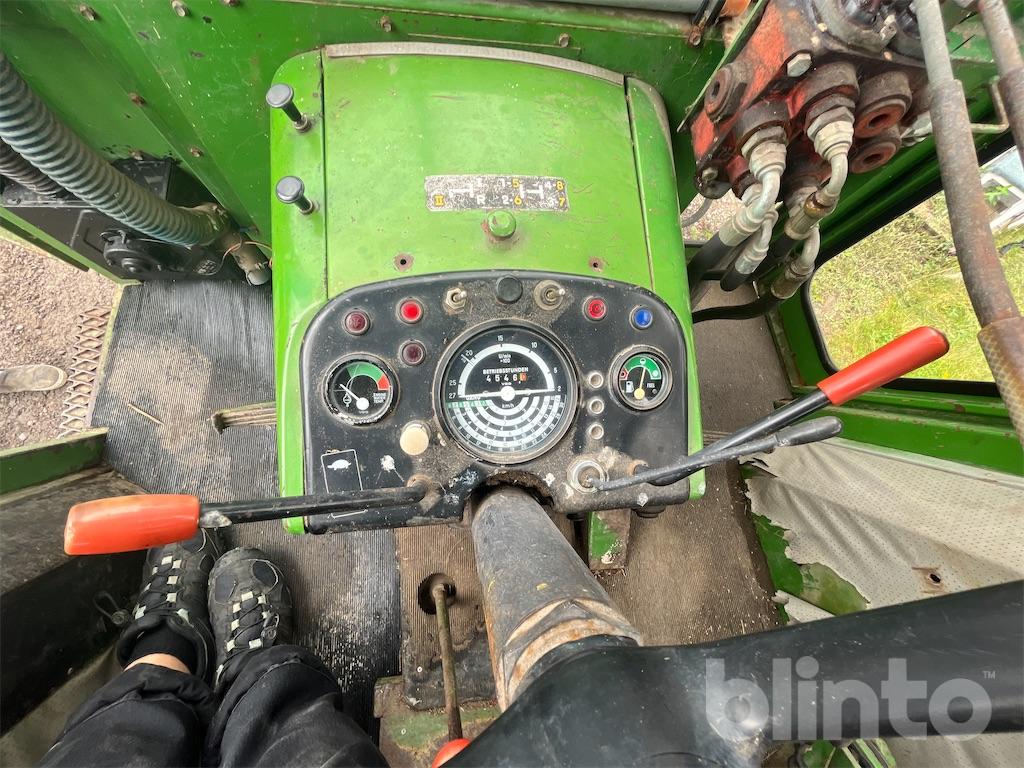 Traktor John Deere 2130. Med Tippkärra, frontlastare och redskap