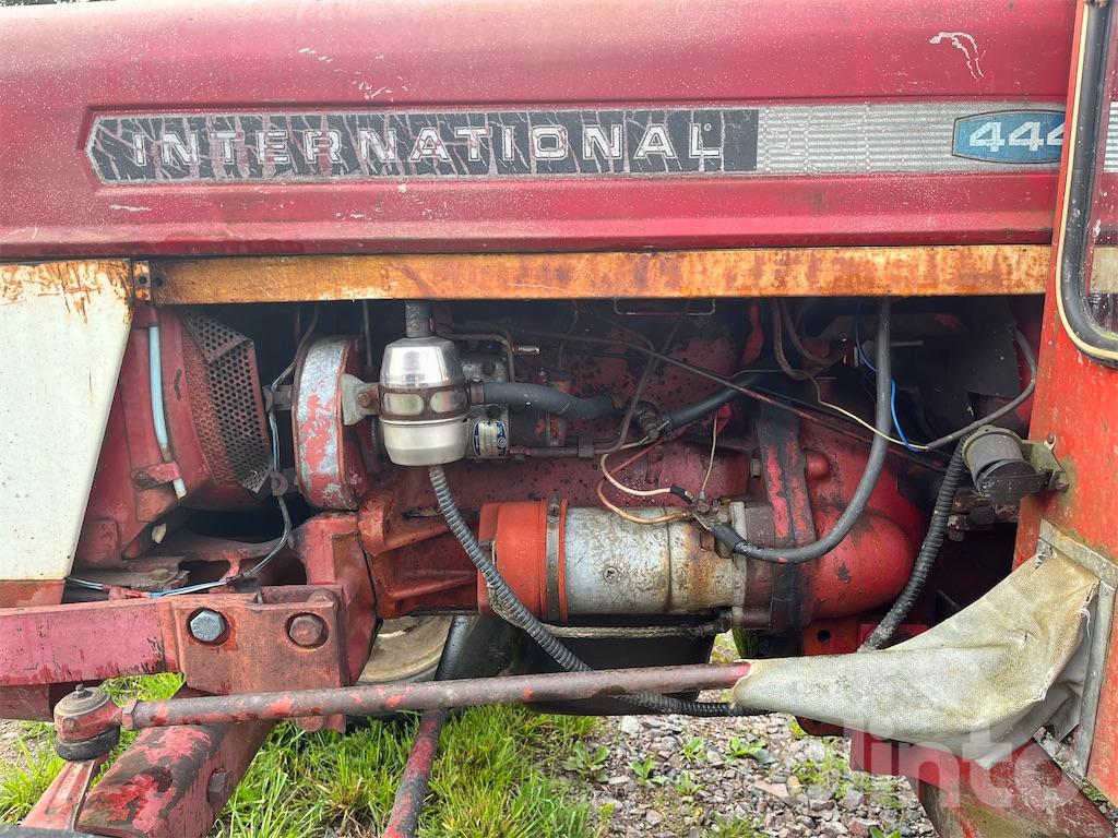 Traktor INTERNATIONAL 444