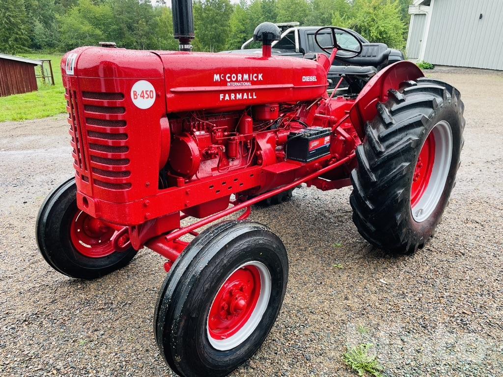 Veterantraktor - McCormick International Farmall B450 | Blinto Auktioner