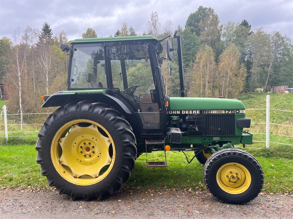 Traktor J. DEERE 1750 MC1