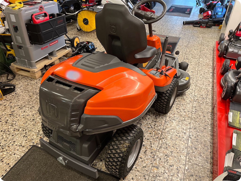 Åkgräsklippare - Husqvarna R 214T | Blinto auktioner