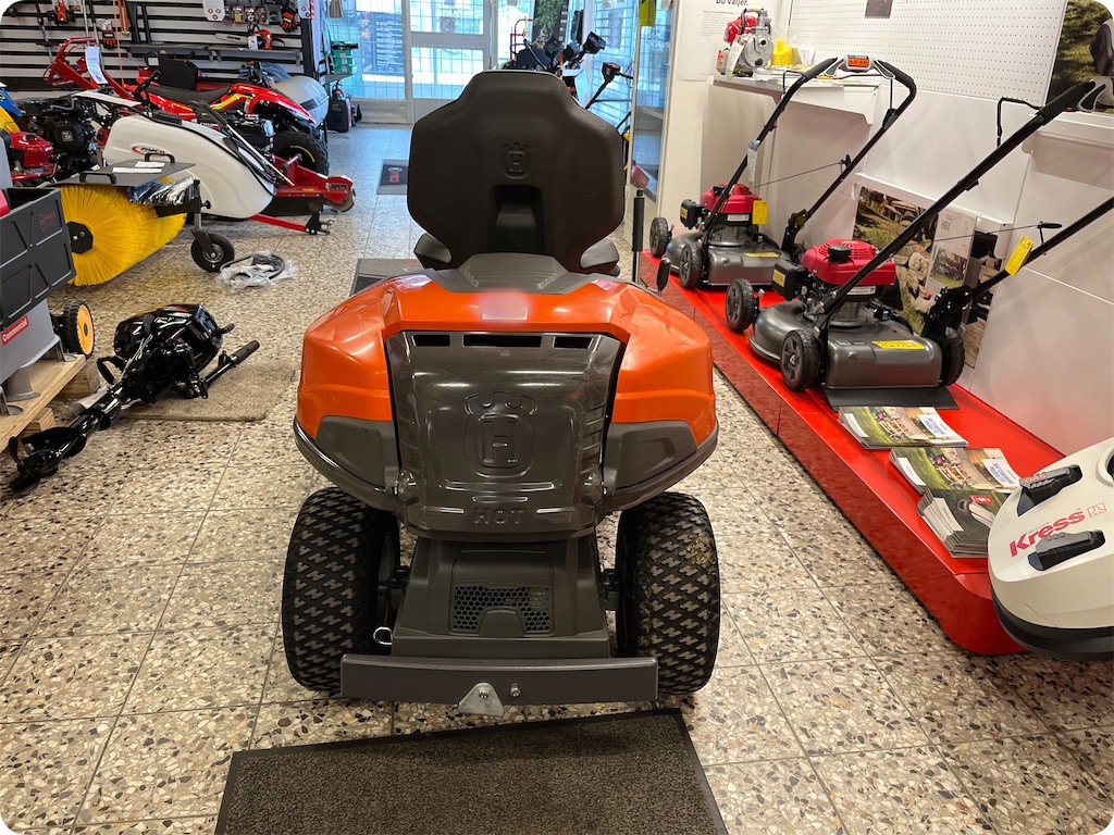 Åkgräsklippare - Husqvarna R 214T | Blinto auktioner
