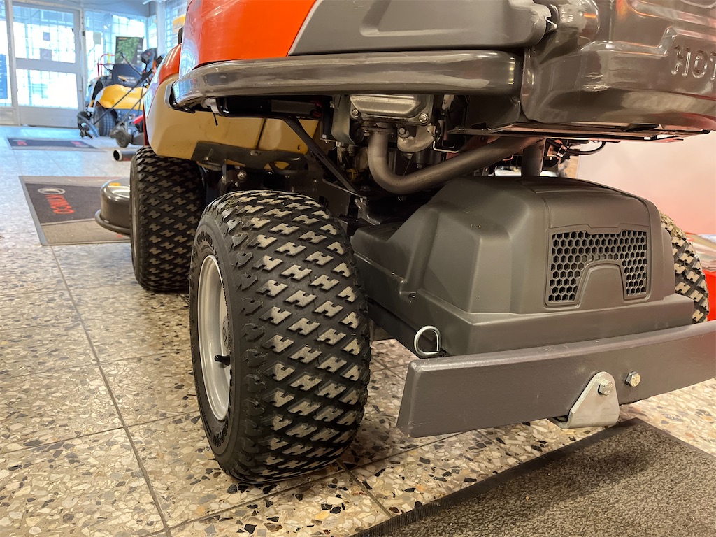 Åkgräsklippare - Husqvarna R 214T | Blinto auktioner