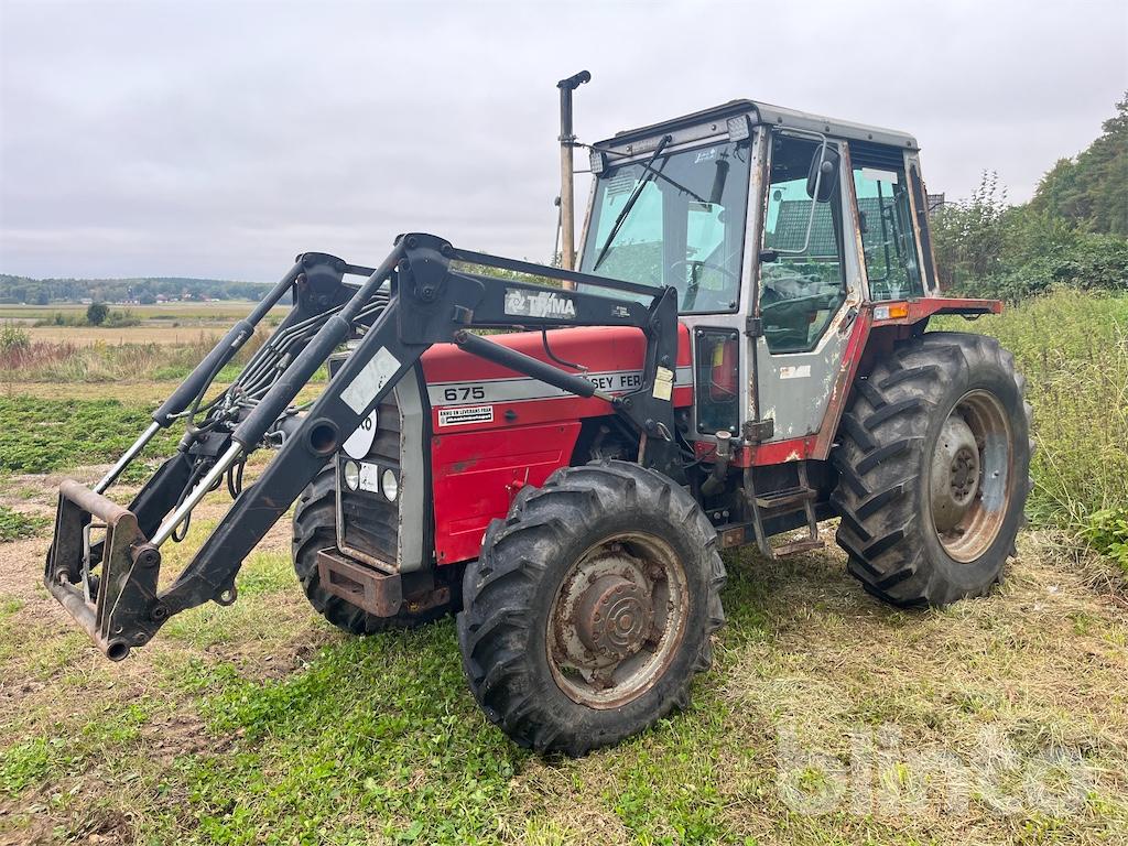 Traktor - MASSEY FERGUSON MF 675 | Blinto auktioner