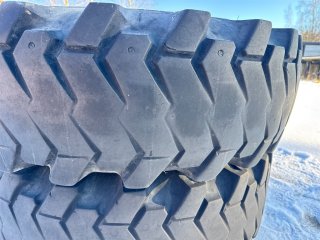 Traktordäck på fälg - Valtra | Blinto auktioner