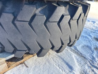 Traktordäck på fälg - Valtra | Blinto auktioner