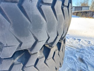 Traktordäck på fälg - Valtra | Blinto auktioner