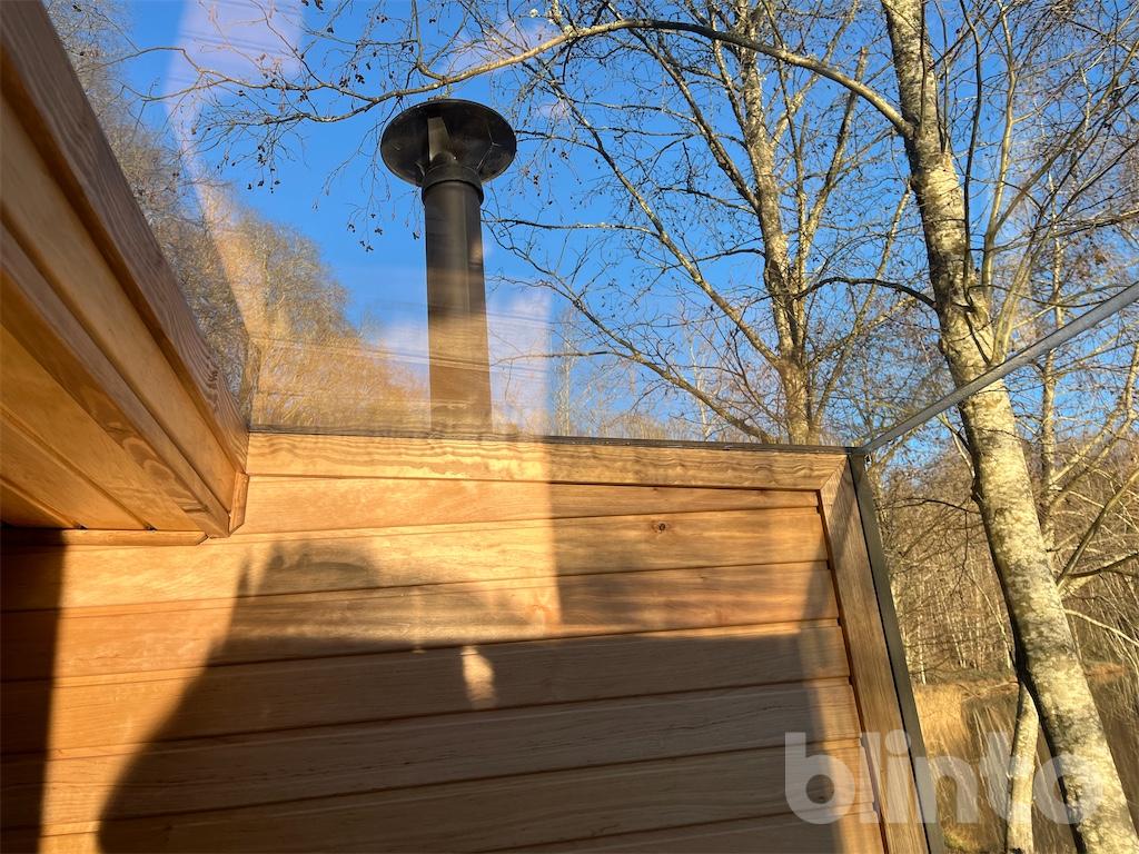 Vedeldad Bastu - För 4-6 personer med takfönster | Blinto auktioner
