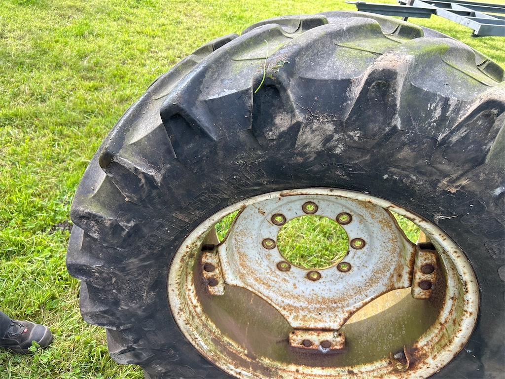 Traktor hjul - Trelleborg 480/65R 28 | Blinto auktioner