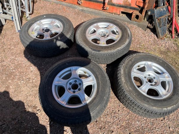 4st Däck Pickup - Bridgestone 235/70R16 | Blinto
