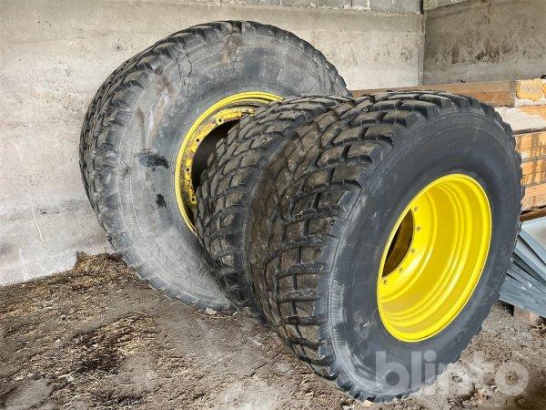 4st Vinterdäck John Deere 8R & 7R på auktion i Karlstad hos Blinto