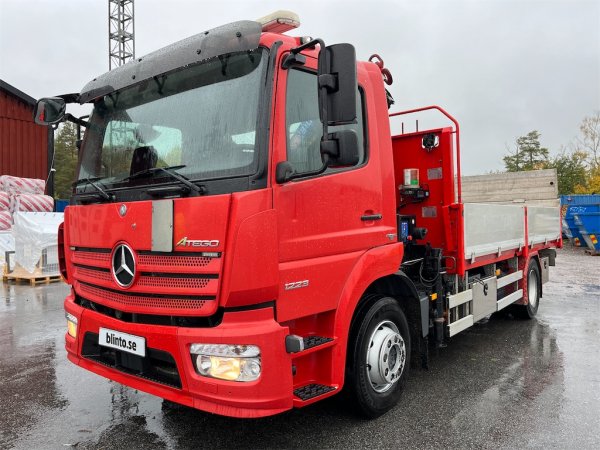 Lastbil med kran MERCEDES-BENZ ATEGO 1223