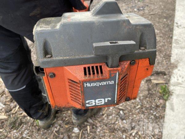 r-js-g-med-slykniv-husqvarna-39r-blinto-auktioner