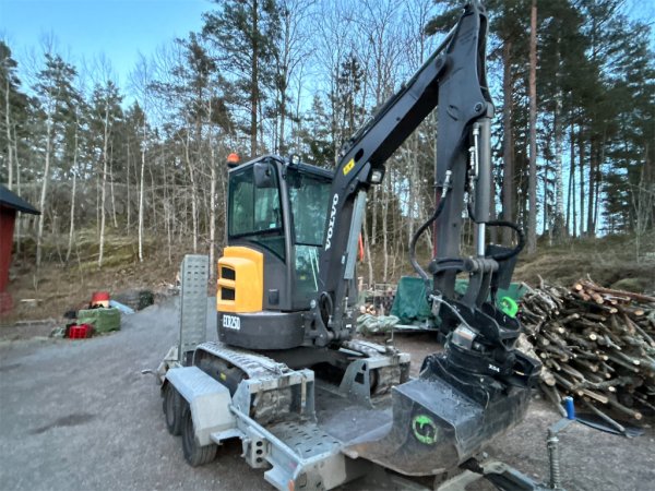 Bandgrvare Volvo ECR 25D med trailer