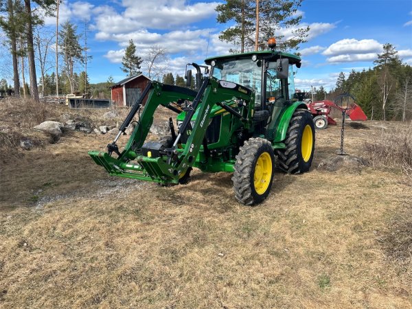 Traktor JOHN DEERE 5058 E Skogsutrustad