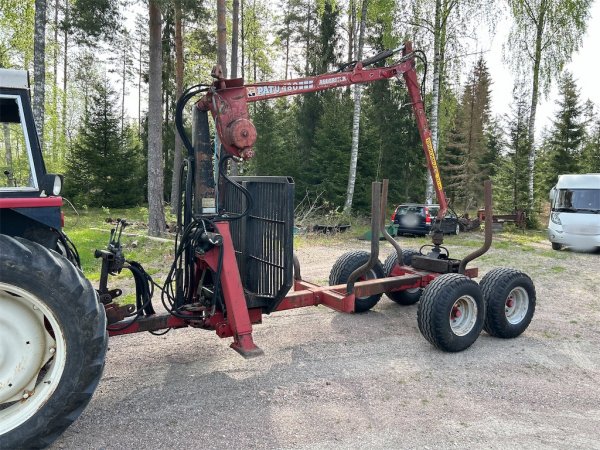 Skogsvagn med kran Patu 480 allgripen