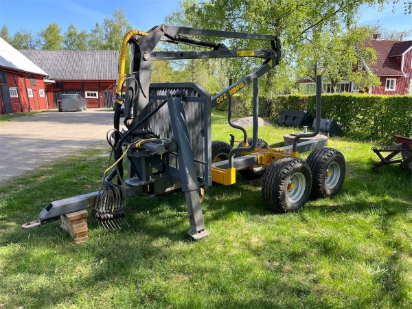Skogsvagn med kran Mowi 250 med kran
