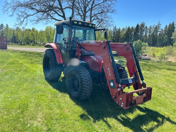 Traktor MASSEY FERGUSON 5435 med frontlastare och redskap