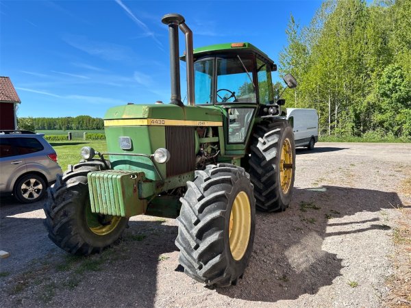 Traktor JOHN DEERE 4430