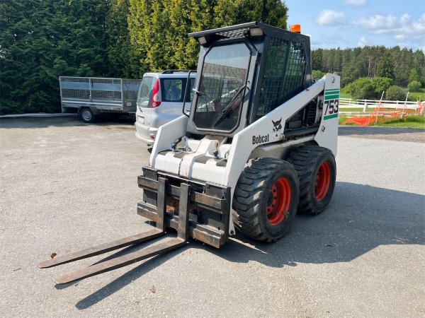 Kompaktlastare Bobcat 753 med flertalet redskap