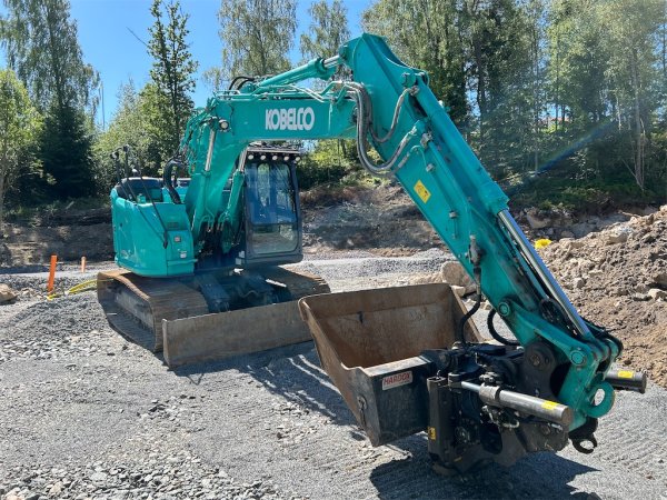 Grävmaskin Kobelco SK140SRLC med 2D grävsystem och tillbehör