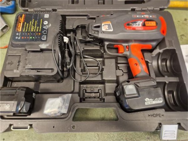 Najmaskin MAX RB398 samt najtråd