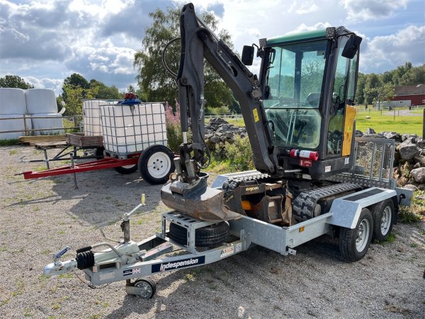 Bandgrävare med släp Volvo EC18C med flera redskap och maskinsläp