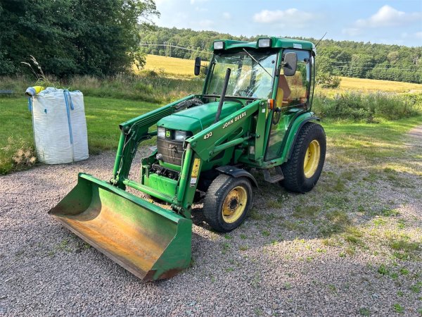Kompakttraktor JOHN DEERE 4410 med lastare och skopa 