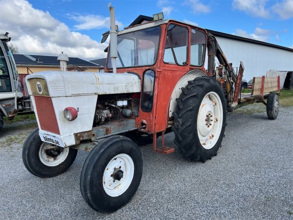Traktor DAVID BROWN 990 med kran, kärra och vägsladd.
