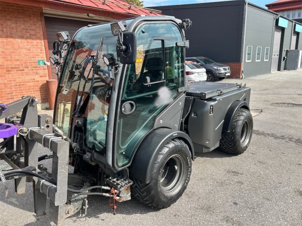 Traktor MULTIHOG CX75 med vikplog och sandspridare