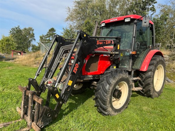 Traktor låga timmar ZETOR 7441 med lastare