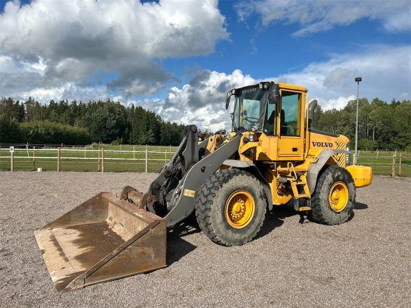 Hjullastare  Volvo L90E med planerskopa 