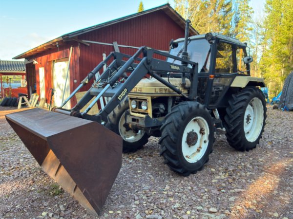 Traktor Leyland 604 SQMS traktor med Trima frontlastare