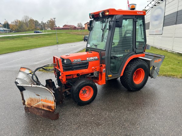 Kubota B2410 4WD med vikplog & sandspridare