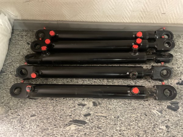 5 Hydraulkolvar Oanvänd 545 mm cc länkhuvud