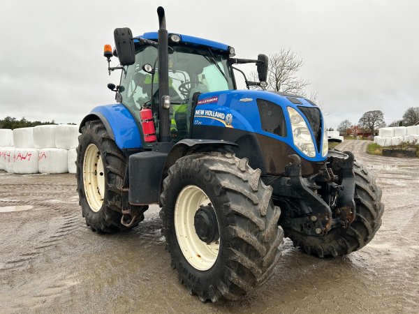 Traktor New Holland T7. 210
