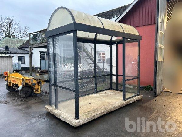 KNM trafiksystem busskur med välvt tak
